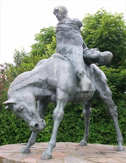 Celtowie - obrazy - Rzeźba Ivora Robertsa-Jonesa, 1984. 800px-Harlech_Statue_The_Two_Kings.jpg